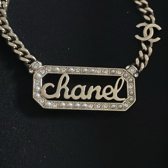 CHANEL excellent condition preloved metal  crystal pearl logo necklace gold. - Picture 8 of 13